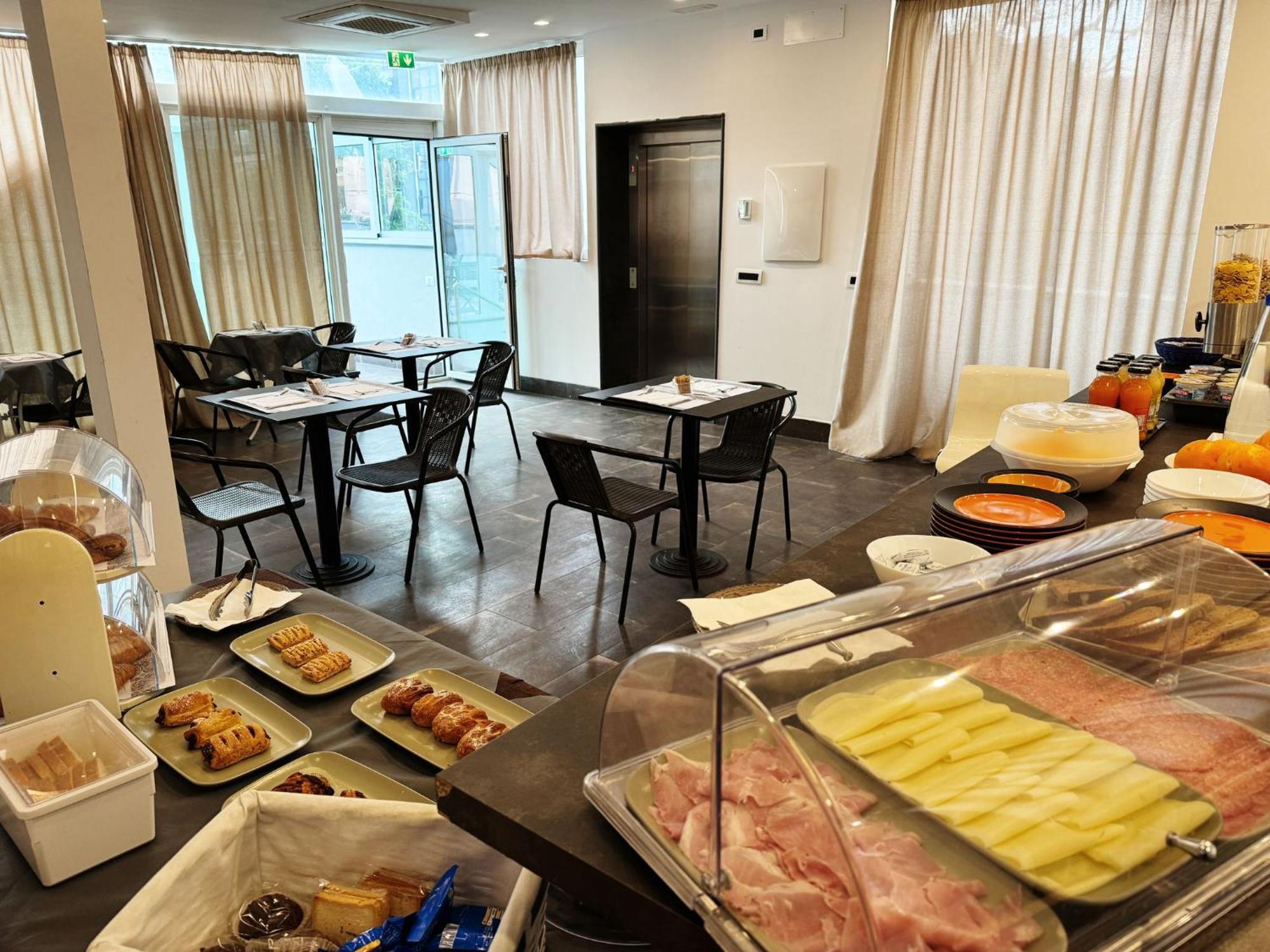 8Room Hotel Catania Exterior photo