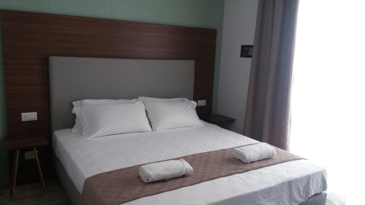 8Room Hotel Catania Exterior photo