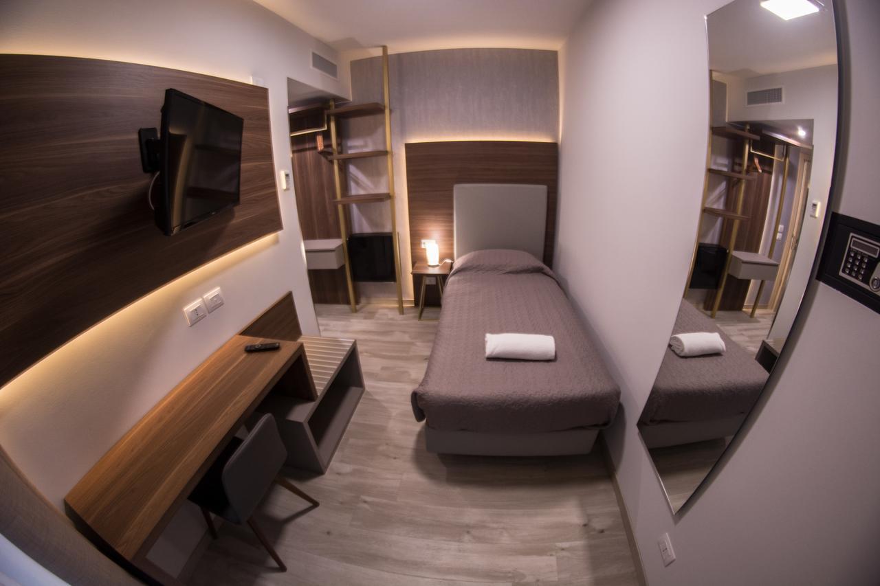 8Room Hotel Catania Exterior photo
